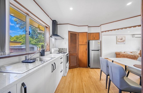 Manurewa House | Warmth and the spacious 2 double bedroom
