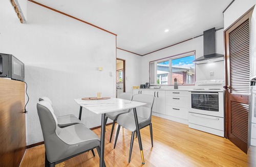 Manurewa House | Warmth and the spacious 2 double bedroom