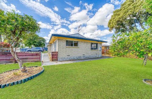 Manurewa House | warmth and the spacious 2 double bedroom