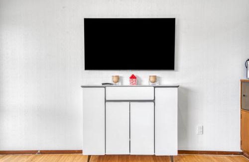Manurewa House | warmth and the spacious 2 double bedroom