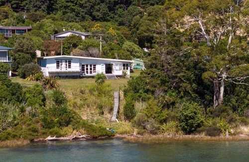 Whatamango Bay House | Waterfront Bach | Deck, Kayaks & Pool Table | 15min drive from Picton