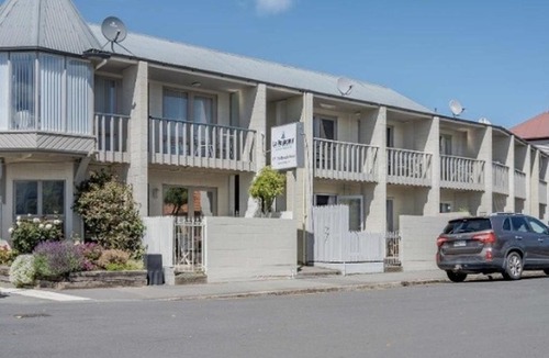 Akaroa Apartment | Waterscape Apartment with car park