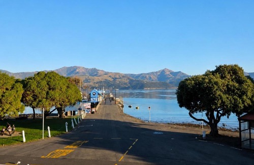 Akaroa Apartment | Waterscape Apartment with car park