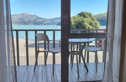 Akaroa Apartment | Waterscape Apartment with car park