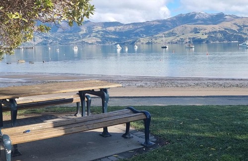 Akaroa Apartment | Waterscape Apartment with car park