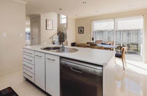 New Plymouth Apartment | Welcome to a unique townhouse close to city centre and Pukekura Park