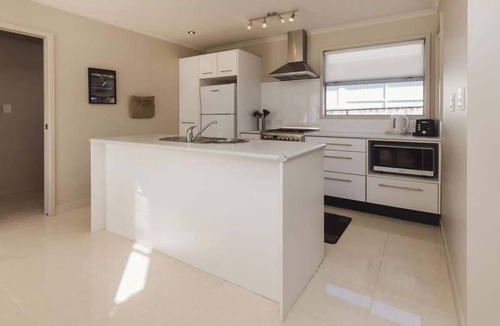 New Plymouth Apartment | Welcome to a unique townhouse close to city centre and Pukekura Park