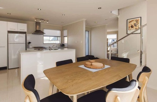 New Plymouth Apartment | Welcome to a unique townhouse close to city centre and Pukekura Park