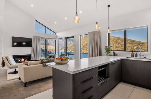 Frankton House | Welcome to Hillside Serenity at Bluewater Views in Queenstown