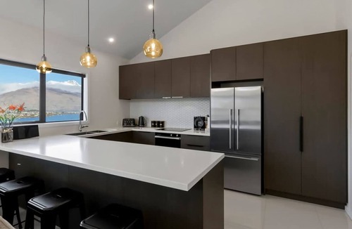 Frankton House | Welcome to Hillside Serenity at Bluewater Views in Queenstown