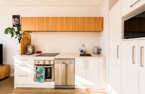 Christchurch City Centre Apartment | Welles St | Christchurch CBD | Sleeps 4 | Balcony