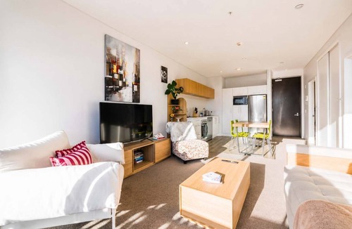 Christchurch City Centre Apartment | Welles St | Christchurch CBD | Sleeps 4 | Balcony