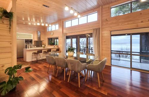 Kinloch House | Whare Puwaha - River Mouth House