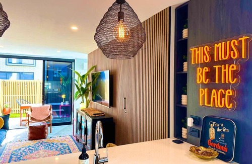 Addington House | Whistle Stop Townhouse with Courtyard and Free Parking