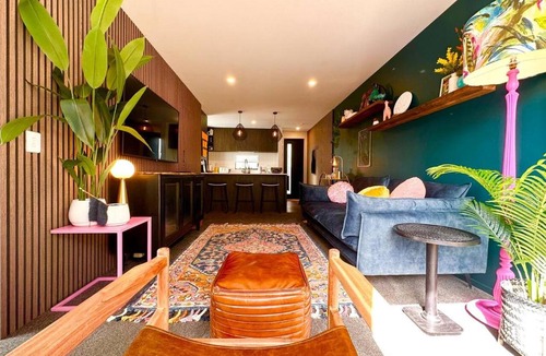 Addington House | Whistle Stop Townhouse with Courtyard and Free Parking