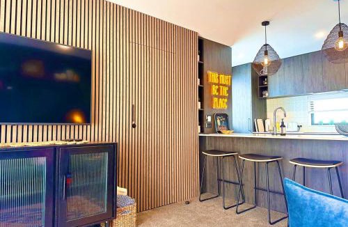 Addington House | Whistle Stop Townhouse with Courtyard and Free Parking