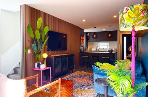 Addington Villa | Whistle Stop with courtyard and free parking in Christchurch