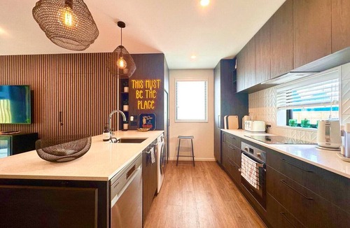 Addington Villa | Whistle Stop with courtyard and free parking in Christchurch