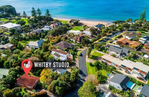 Mairangi Bay Apartment | Whitby Studio - 100m to Mairangi Bay Beach