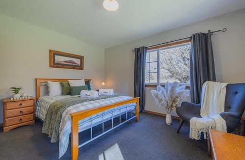 Burkes Pass House | Wildwood Cottage Cozy Secluded Stay