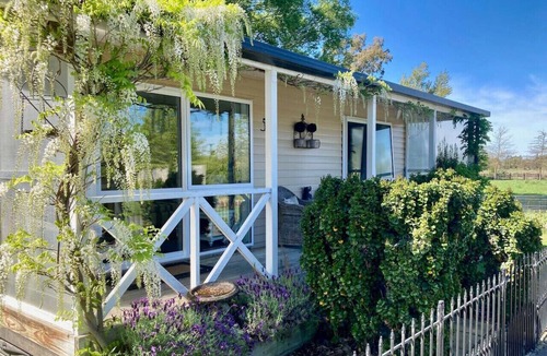 Lincoln Cottage | `Willowtree` : Where Time Slows & Nature Sings`