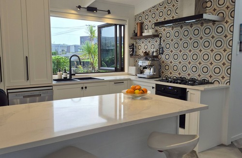 Mangawhai Heads House | WInter retreat, outdoor open fireplace. Indoor gas fireplace Inc LINEN & WIFI