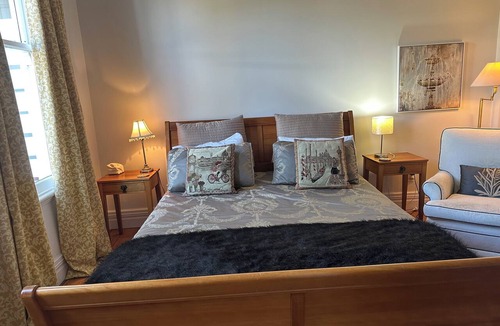 Martinborough Cabin | WINTER RETREAT WITH FIREPLACE, SPA POOL AND CHEFS KITCHEN 450M FROM THE SQUARE!