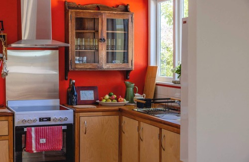 Oneroa House | Wisteria Cottage - A Hidden Oneroa Escape