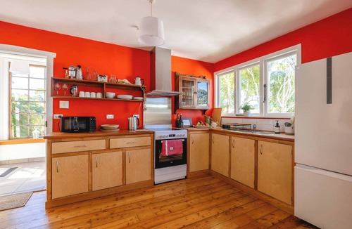 Oneroa House | Wisteria Cottage - A Hidden Oneroa Escape