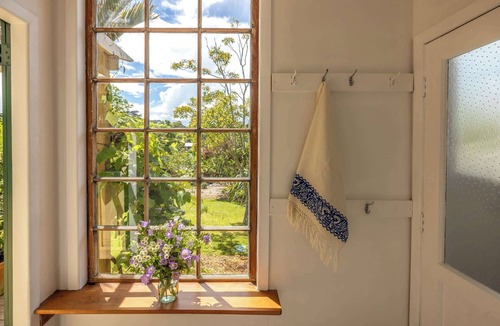 Oneroa House | Wisteria Cottage - A Hidden Oneroa Escape