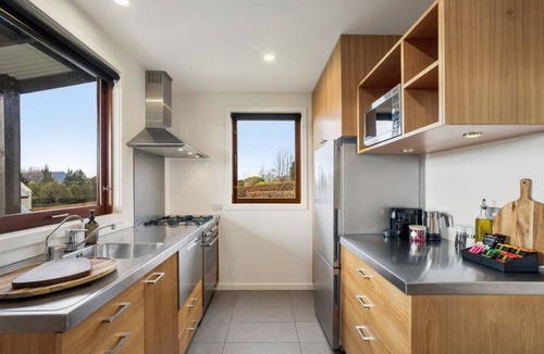 Wanaka House | Wisteria Cottage by Sotheby's Luxury Rental Homes