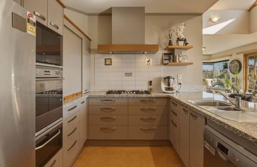 Blenheim Apartment | Wisteria Retreat | Boutique Stay w/Views & Sauna