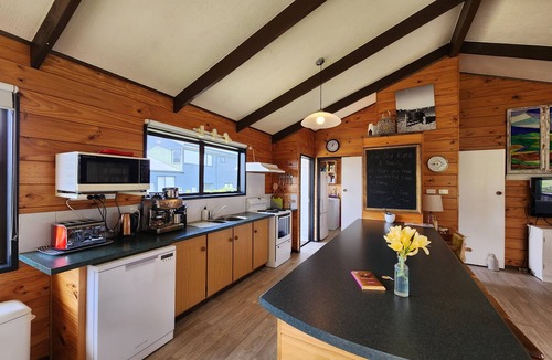 Hahei House | Wonderful family bach, centrally located between Kotare Reserve and Hahei Beach