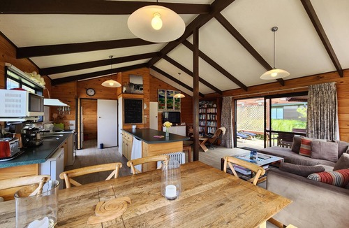 Hahei House | Wonderful family bach, centrally located between Kotare Reserve and Hahei Beach