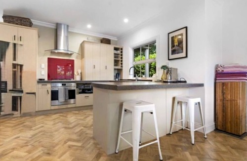 Greytown House | Wood Street Haven Modern and Walking Distance to Town, Pet Friendly