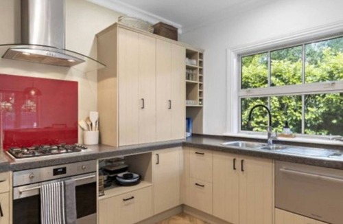 Greytown House | Wood Street Haven Modern and Walking Distance to Town, Pet Friendly