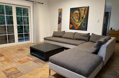Greytown House | Wood Street Haven Modern and Walking Distance to Town, Pet Friendly