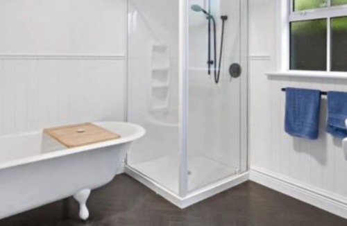 Greytown House | Wood Street Haven Modern and Walking Distance to Town, Pet Friendly