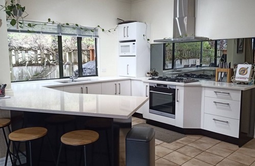Palmerston North House | Wow! Large executive home, 4 beds/3 baths, families/groups, close to Massey Uni