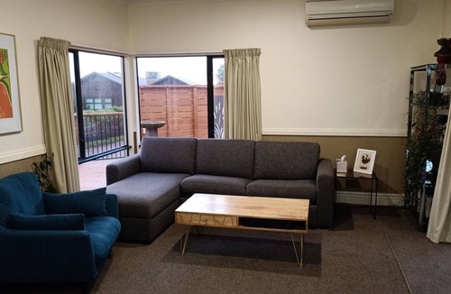 Palmerston North House | Wow! Large executive home, 4 beds/3 baths, families/groups, close to Massey Uni