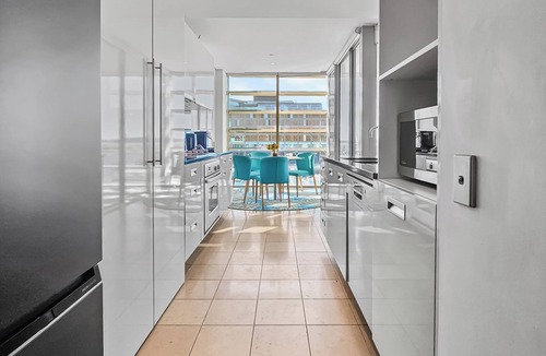 Auckland Central Business District Apartment | Wynyard Escape | Viaduct 3-Bed Apt. | Pool & Gym