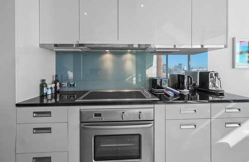 Auckland Central Business District Apartment | Wynyard Escape | Viaduct 3-Bed Apt. | Pool & Gym