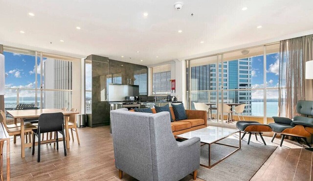 18th Floor 180-Degree Views 2 Bed 2 Bath Parking