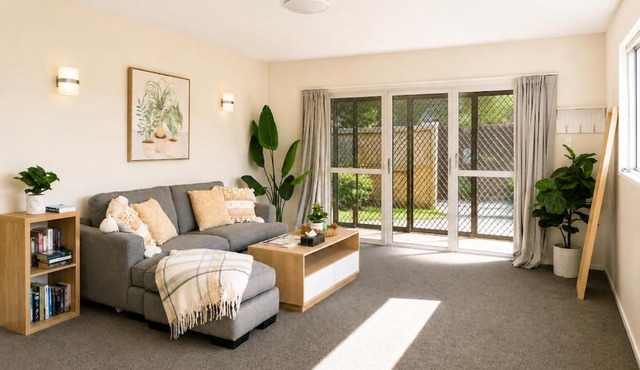 2-Bedroom Cottage Near Airport with Garden & Parking in Christchurch