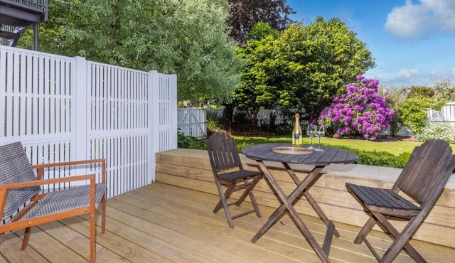 2 Bedroom Home away from Home near CBD & private parking