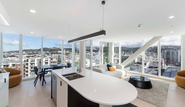 2BR Skyline Views - Cozy HydeLane Stay w Amenities