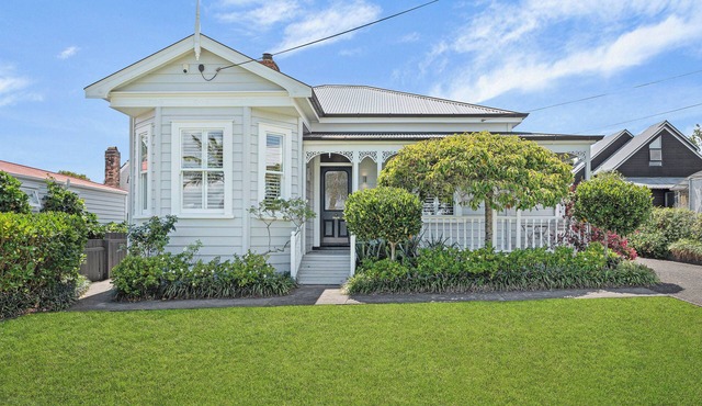 3-bedroom Devonport villa near village
