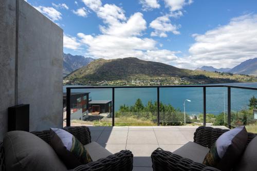 4 BDR Home, Captivating Lake Views, BBQ, AC, Garage, Unlimited Free Wifi, Smart TV in Queenstown