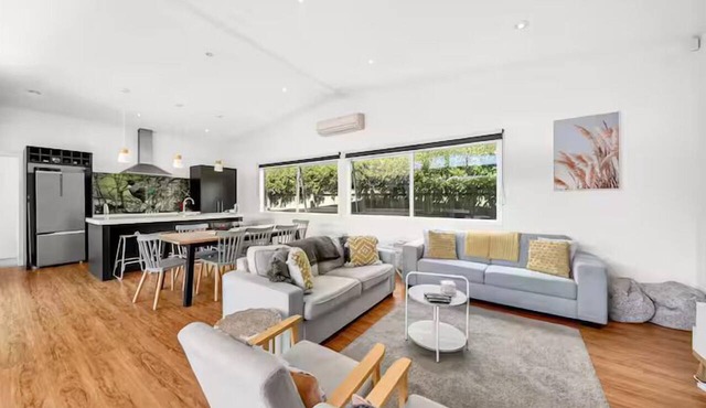 4 bedroom house with Spa short walk to the square