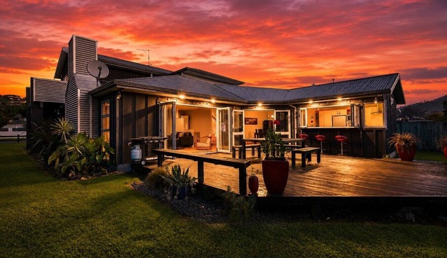 5BR-Sleeps 12, 50m to Lake Near CBD & Attractions
